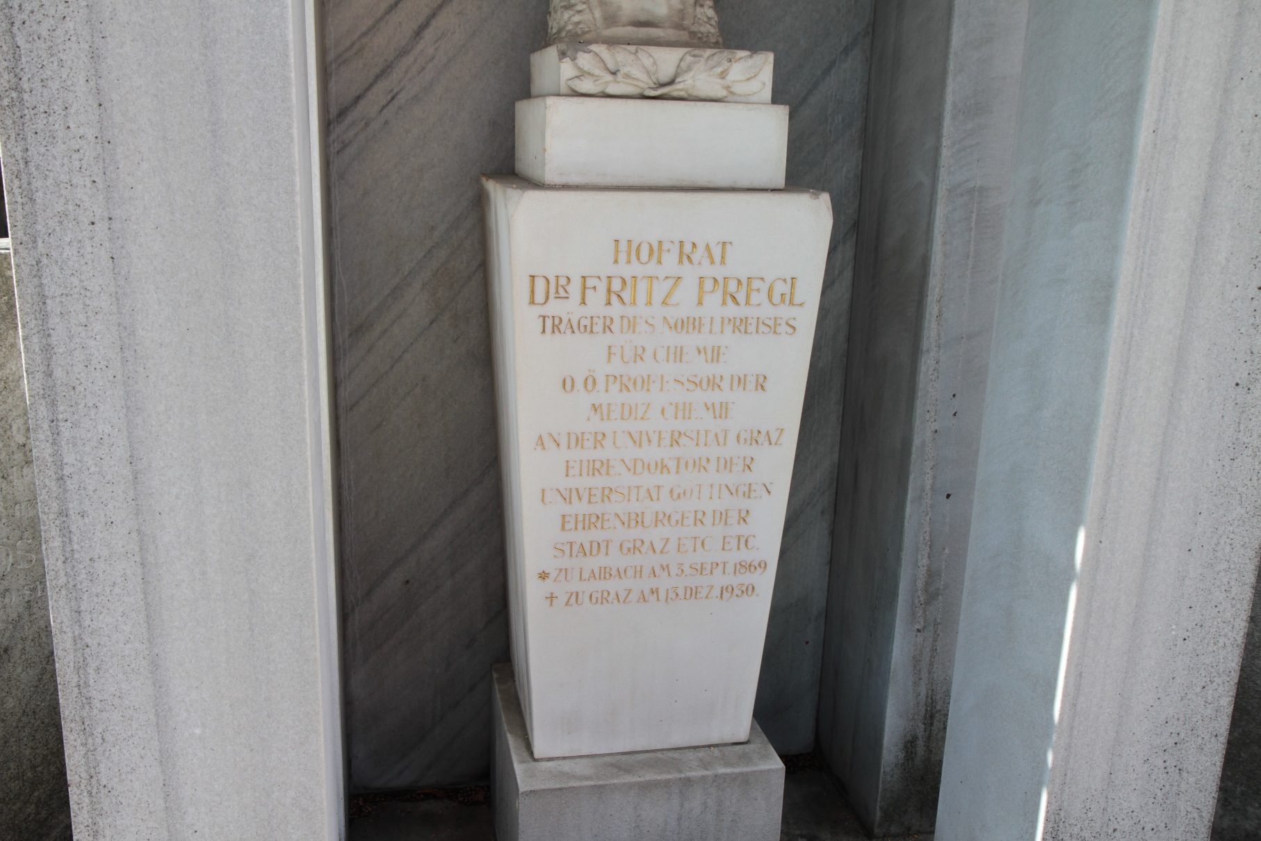 Fritz Pregl's tomb, Graz - 07.JPG